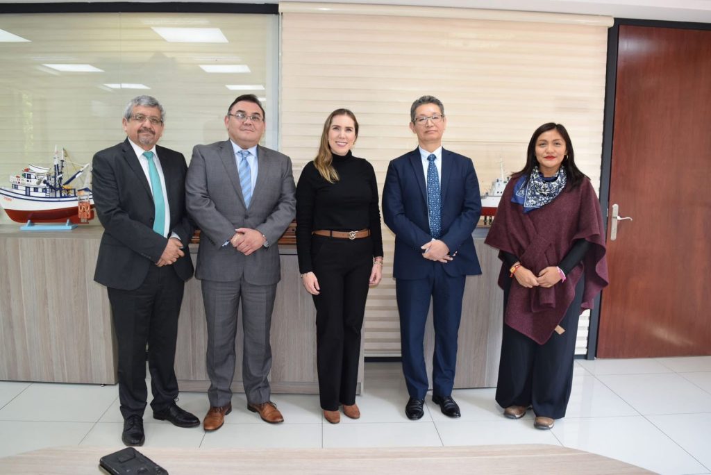 Atenea Gómez firma convenio para proteger tortugas en Isla Mujeres