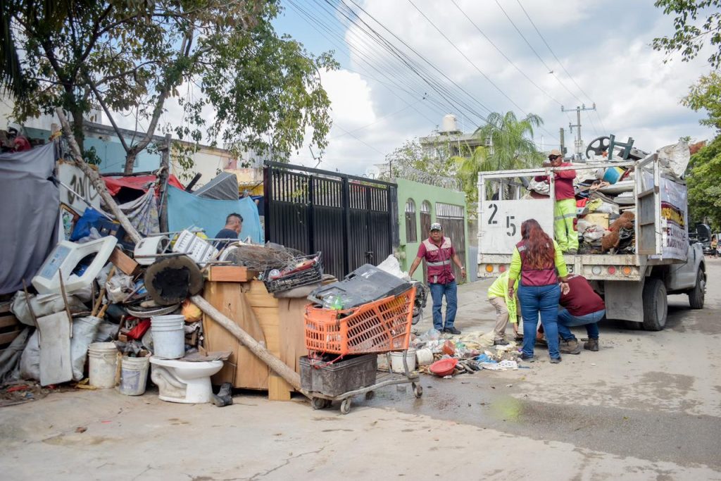 Pablo Gutiérrez retira tres toneladas de basura en la SM 252