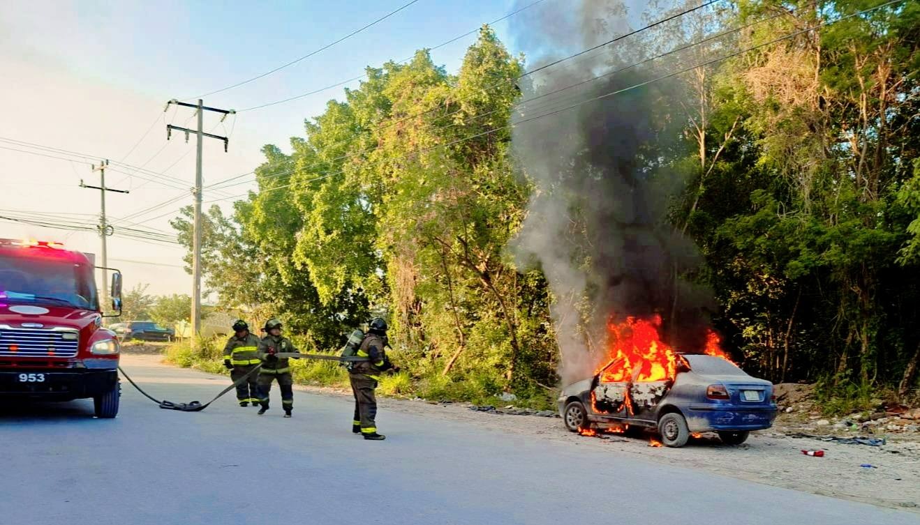 Bomberos de Cancún sofocan incendio de auto en la SM 104