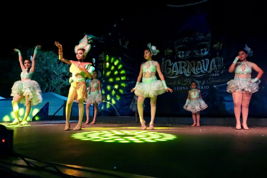 Guerra de DJ’s y disfraces marcan el final del Carnaval en Leona Vicario