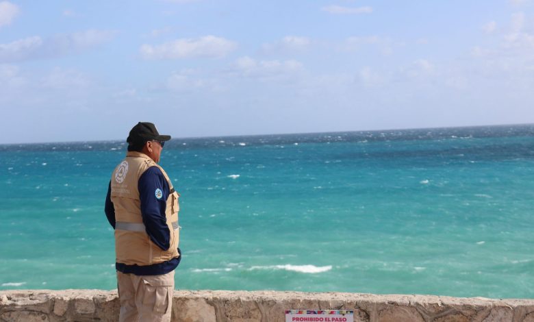 Atenea Gómez activa brigadas en Isla Mujeres por Frente Frío 37