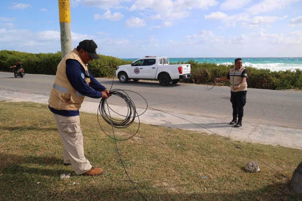 Atenea Gómez activa brigadas en Isla Mujeres por Frente Frío 37
