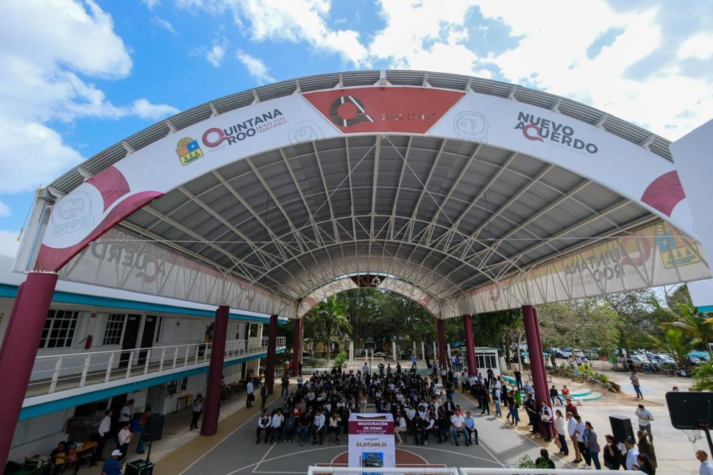 Mara Lezama entrega domo en Bachilleres Cancún 4 tras 15 años