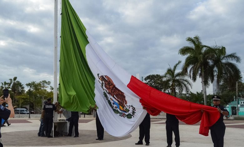 Playa del Carmen rinde honores a la Bandera Nacional este 24 de febrero