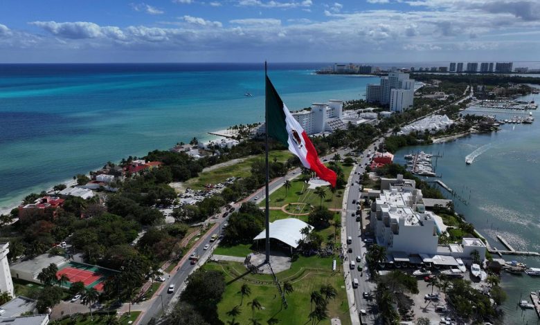 El corazón de México late en Cancún" Mara Lezama celebra el 205 Aniversario de la Bandera