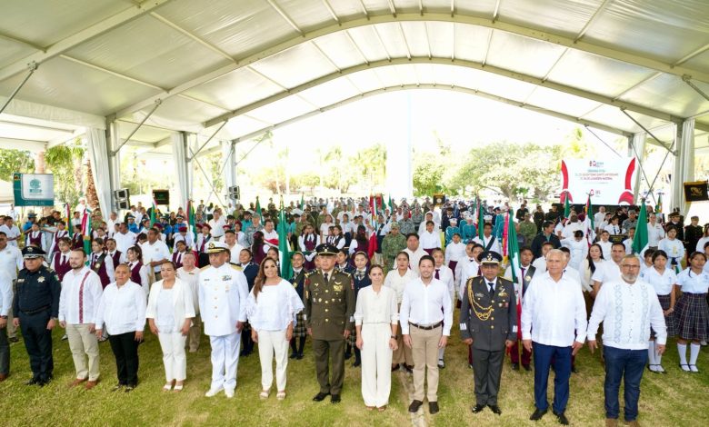 Renán Sánchez acompaña a Mara Lezama en el Día de la Bandera