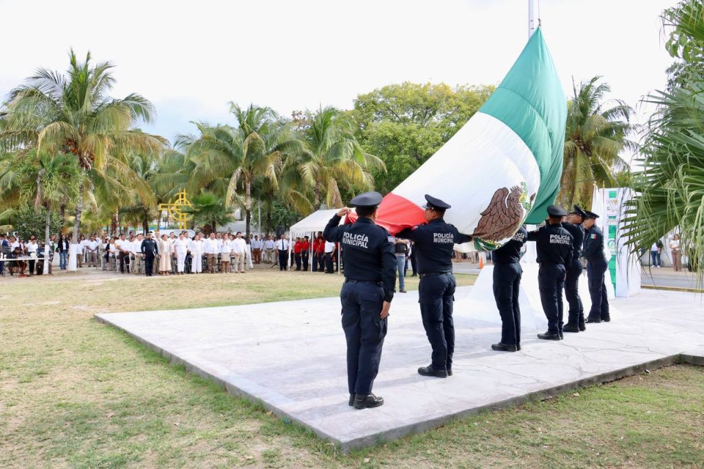 Blanca Merari encabeza Día de la Bandera en Puerto Morelos