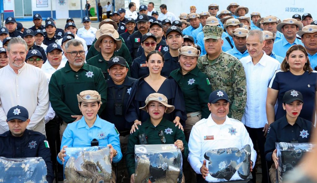 Ana Paty Peralta dignifica a la policía con 12,900 uniformes
