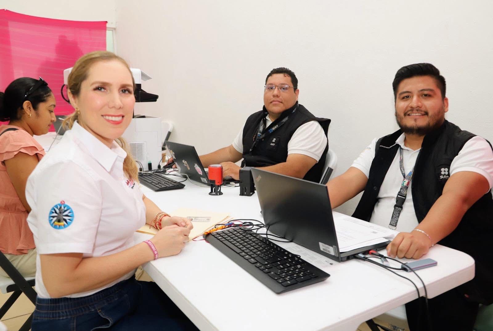 Atenea Gómez acerca servicios del SAT a familias de Isla Mujeres
