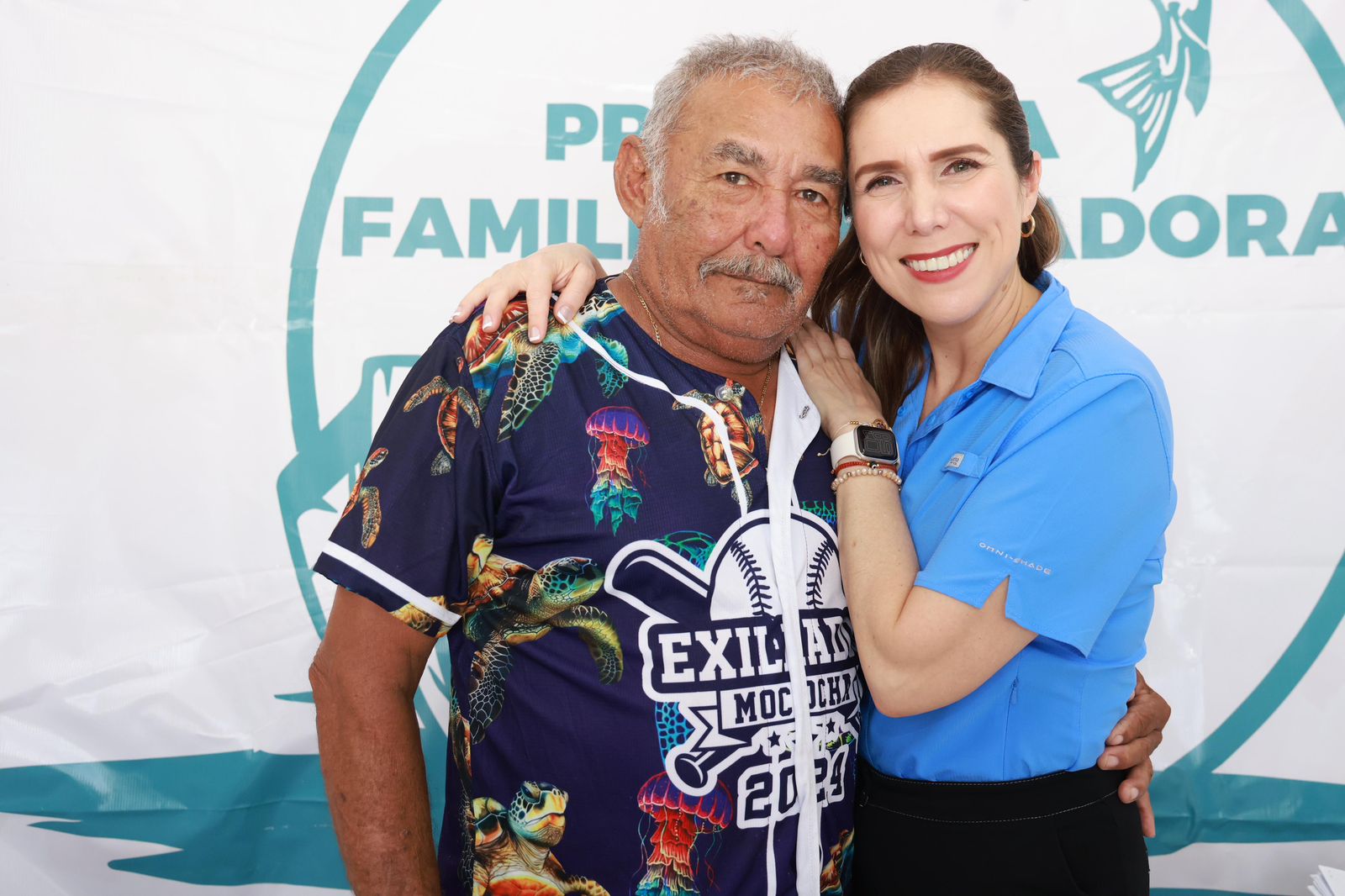 Atenea Gómez entrega tarjetas "Familia Pescadora" 2026 en Isla Mujeres