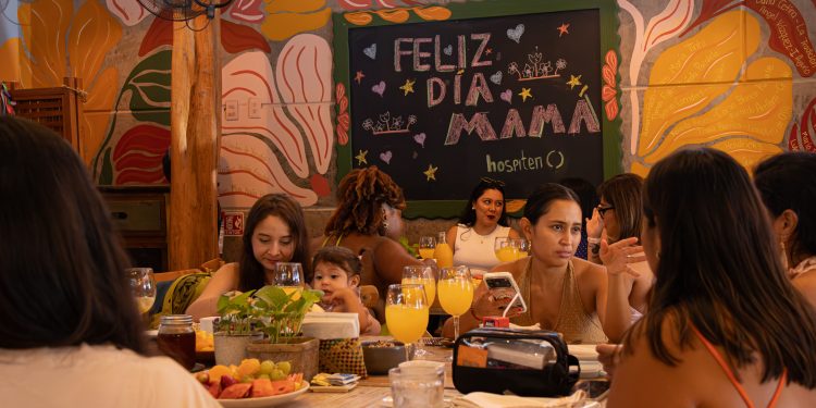 Hospiten Riviera Maya celebra a 60 mamás con tradición de más de una década