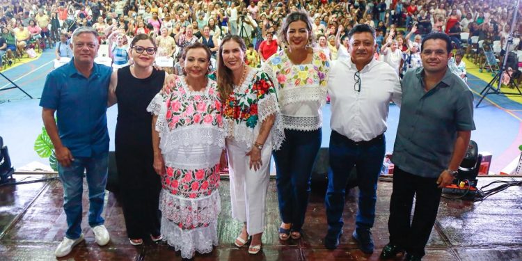 Atenea celebra a las madres de Isla Mujeres con música, show cómico y muchos regalos