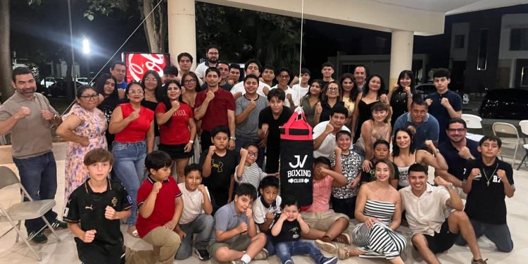 Con pastel, familia y mucha disciplina: así celebró Joselito Velázquez el aniversario de su gimnasio en la capital de QRoo