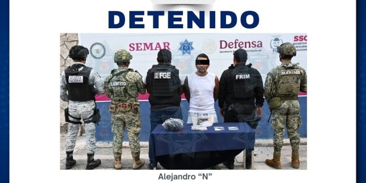 Alejandro “N” cae en Cancún con drogas y arma de plástico en operativo conjunto