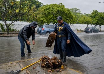 Pablo Gutiérrez supervisa en terreno trabajos preventivos por lluvias en Cancún