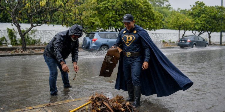 Pablo Gutiérrez supervisa en terreno trabajos preventivos por lluvias en Cancún
